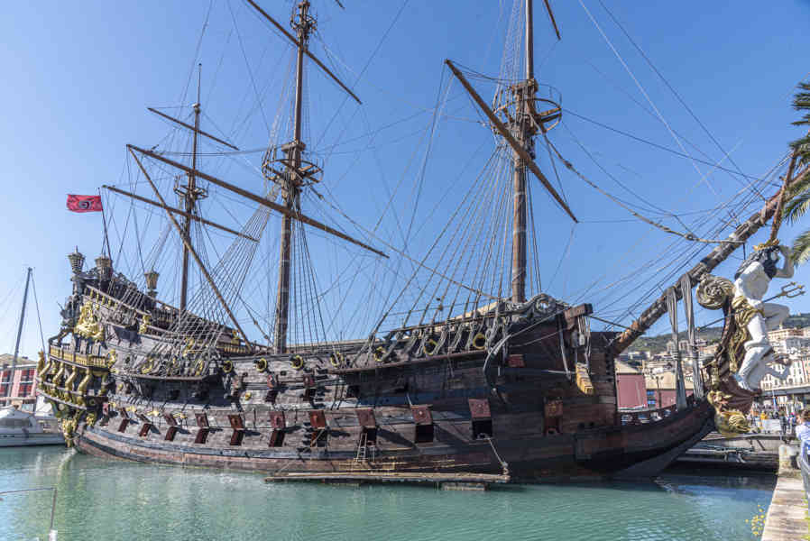 Italia - Génova 114 - puerto - galeón Neptuno.jpg